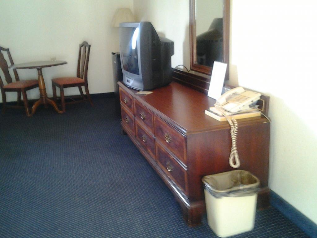 Budget Inn Туларе Номер фото