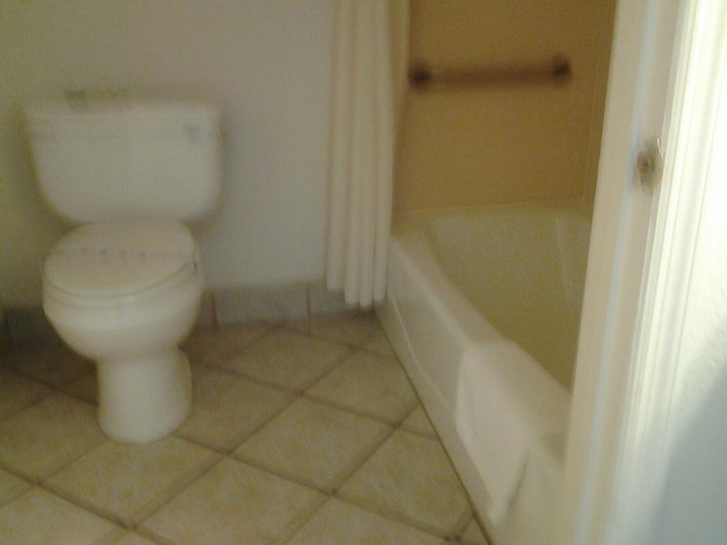 Budget Inn Туларе Номер фото
